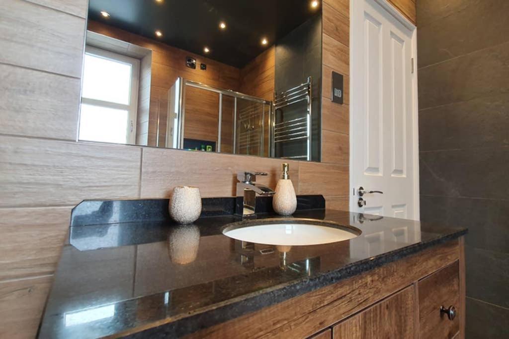 Smart & Stylish Holiday Apartment In The City Centre Инвернесс Экстерьер фото